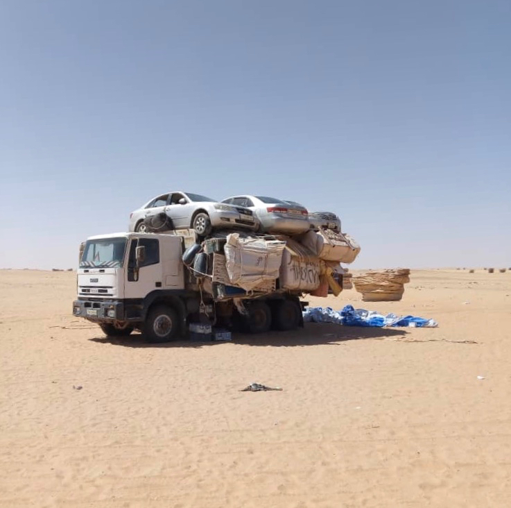 Un camion dans le désert de l'Ennedi au Tchad. ©&nbsp;DR/AI