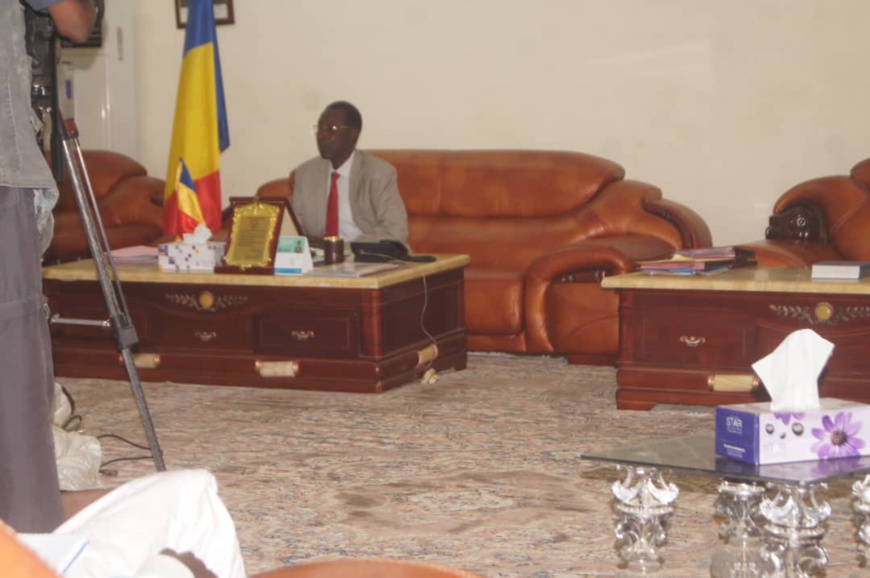 Tchad - état d'urgence : le gouverneur du Ouaddaï donne des orientations à la presse. © Alwihda Info