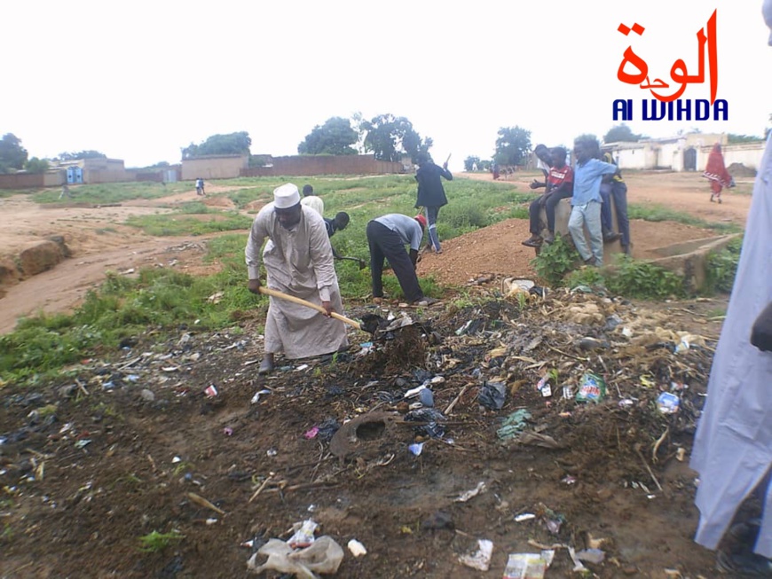 Tchad : une opération de salubrité à Goz Beida. © Alwihda Info