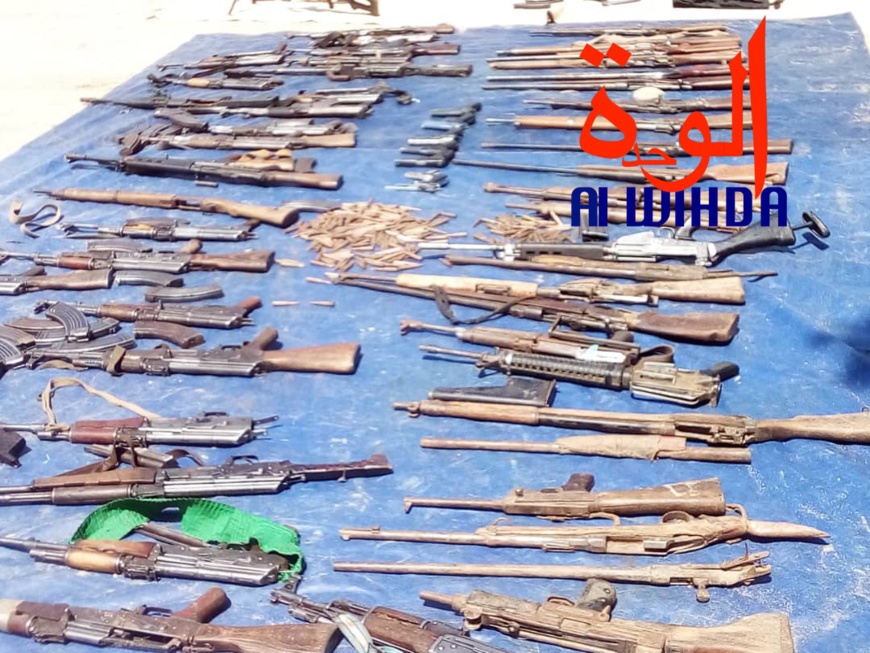Tchad : une centaine d'armes de guerre saisies dont un lance-roquettes au Ouaddaï. © Alwihda Info Tchad : une centaine d'armes de guerre saisies dont un lance-roquettes au Ouaddaï. © Alwihda Info