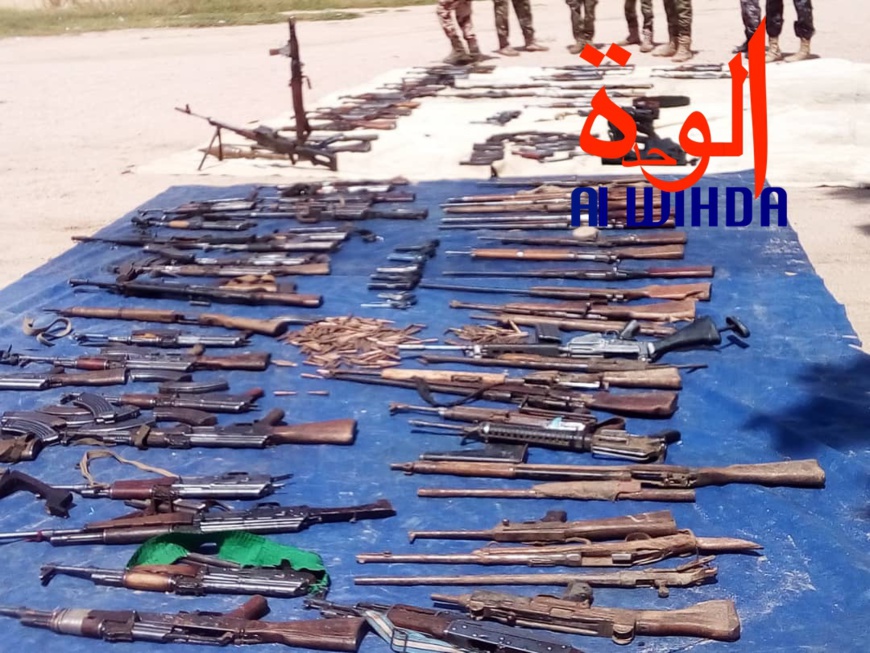 Tchad : une centaine d'armes de guerre saisies dont un lance-roquettes au Ouaddaï. © Alwihda Info Tchad : une centaine d'armes de guerre saisies dont un lance-roquettes au Ouaddaï. © Alwihda Info