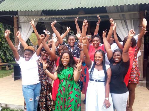 Mains lévées de joie des femmes leaders et entreprenantes autour de Linda Bongo, affectueusement appelée ''maman Linda"