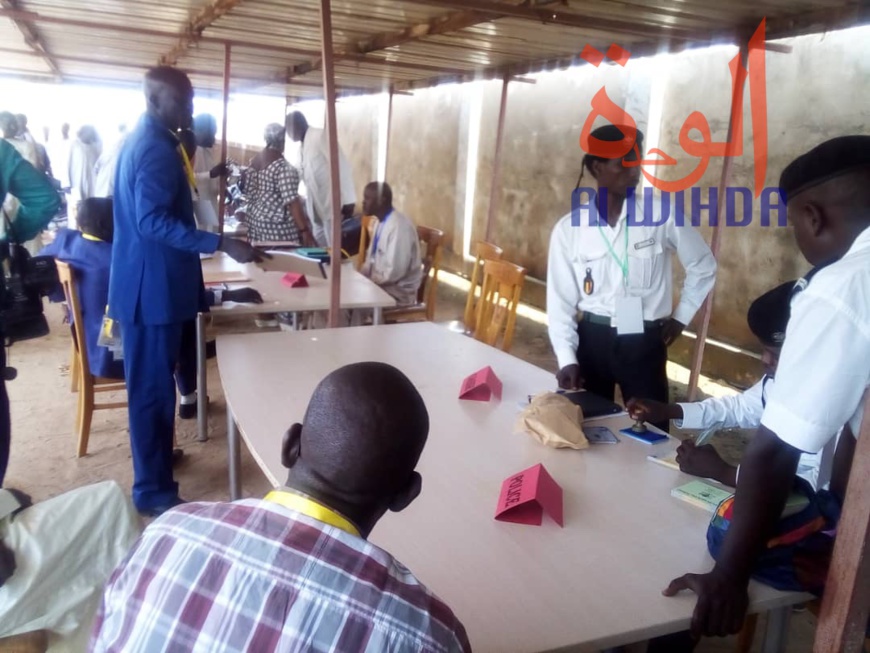 Tchad : en province, la commission de contrôle des engins veut "mettre fin au désordre". © Alwihda Info Tchad : en province, la commission de contrôle des engins veut "mettre fin au désordre". © Alwihda Info