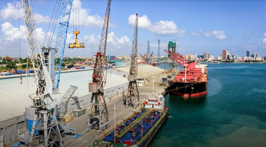 La Tanzanie agrandit son port de Dar es Salaam (ci-dessus), plutôt que de construire un nouveau port à Bagamoyo. (© Igor Grochev/Shutterstock)