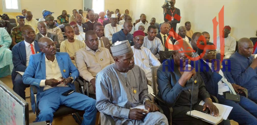 Tchad : le ministre de la Justice et le président de la Cour suprême à Abéché Tchad : le ministre de la Justice et le président de la Cour suprême à Abéché