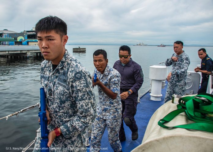 Des militaires de Singapour, de Thaïlande, de Malaisie et d’Indonésie lors de l’exercice SEACAT 2019 (U.S. Navy/Mass Communication Specialist 2nd Class Christopher A. Veloicaza) Des militaires de Singapour, de Thaïlande, de Malaisie et d’Indonésie lors de l’exercice SEACAT 2019 (U.S. Navy/Mass Communication Specialist 2nd Class Christopher A. Veloicaza)