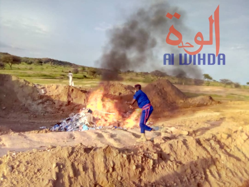 Des substances illicites et des faux billets incinérés le 29 août 2019 en périphérie de la ville d'Abéché, Tchad. © Alwihda Info Des substances illicites et des faux billets incinérés le 29 août 2019 en périphérie de la ville d'Abéché, Tchad. © Alwihda Info