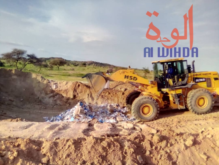 Des substances illicites et des faux billets incinérés le 29 août 2019 en périphérie de la ville d'Abéché, Tchad. © Alwihda Info Des substances illicites et des faux billets incinérés le 29 août 2019 en périphérie de la ville d'Abéché, Tchad. © Alwihda Info
