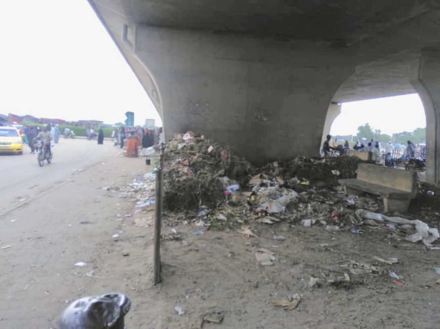 Tchad : sous les viaducs de N'Djamena, l'incivisme et l'insécurité. © Alwihda Info Tchad : sous les viaducs de N'Djamena, l'incivisme et l'insécurité. © Alwihda Info