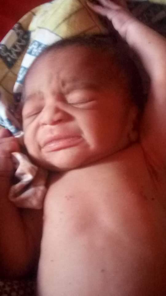 Tchad : un nouveau-né abandonné dans un champ à Doba. © Alwihda Info Tchad : un nouveau-né abandonné dans un champ à Doba. © Alwihda Info