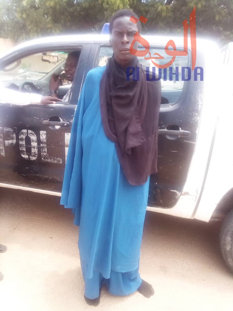 Tchad : un homme vêtu d'une burqa interpellé par la police. © Alwihda Info Tchad : un homme vêtu d'une burqa interpellé par la police. © Alwihda Info