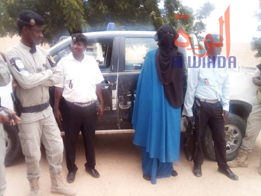 Tchad : un homme vêtu d'une burqa interpellé par la police. © Alwihda Info Tchad : un homme vêtu d'une burqa interpellé par la police. © Alwihda Info