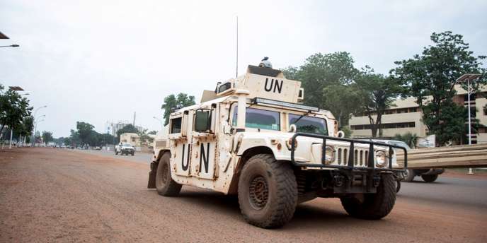 Un véhicule de la Minusca patrouille dans le quartier PK5 de Bangui, le 8 avril 2018. FLORENT VERGNES / AFP