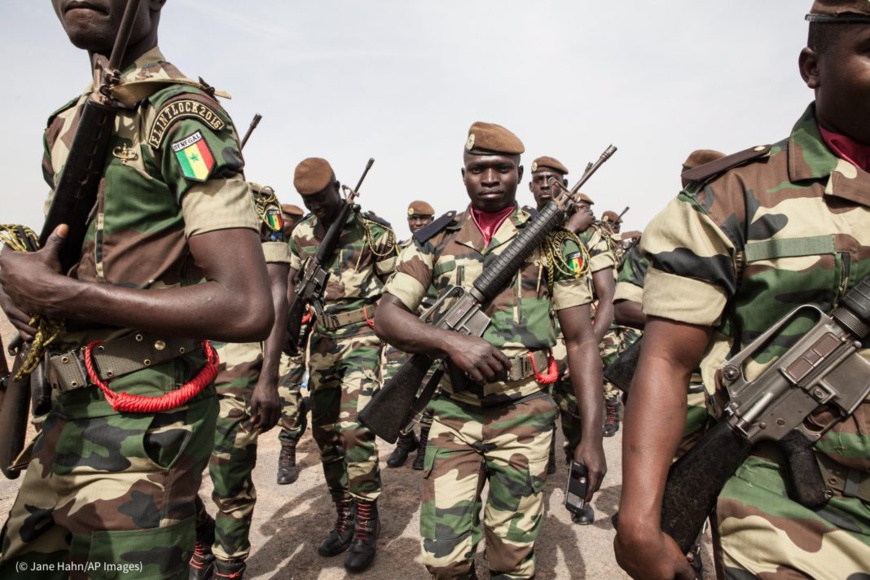 Des soldats sénégalais participent à une formation annuelle à la lutte antiterroriste, à Thiès, au Sénégal, en 2016. (© Jane Hahn/AP Images) Des soldats sénégalais participent à une formation annuelle à la lutte antiterroriste, à Thiès, au Sénégal, en 2016. (© Jane Hahn/AP Images)