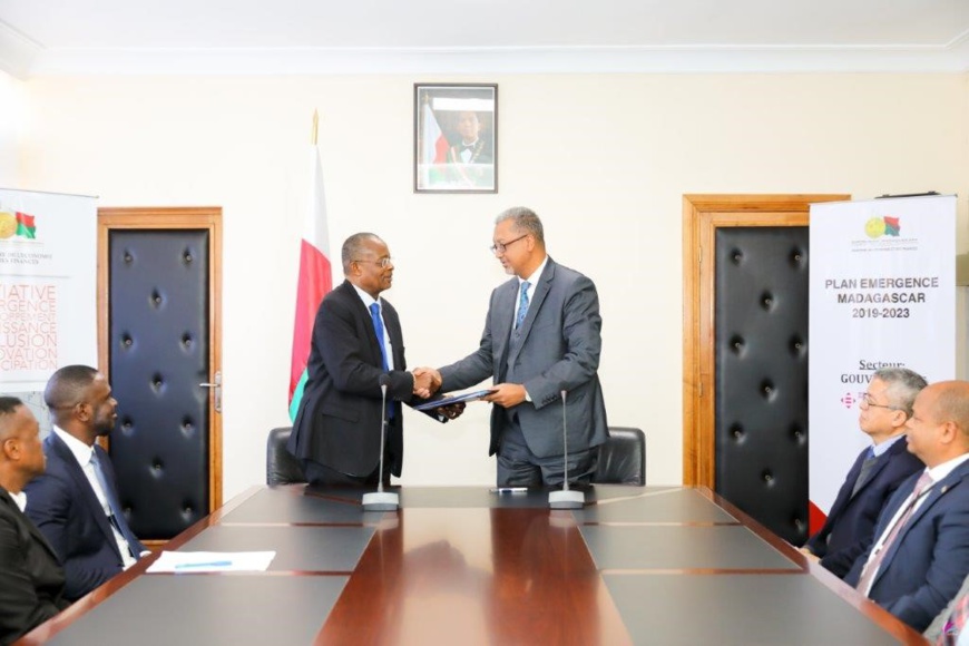 (De droite à gauche): M. Ini Urua, vice-président principal des relations avec les pays, Africa Finance Corporation;  Richard Randriamandrato,  ministre malgache de l'économie et des Finances. © DR