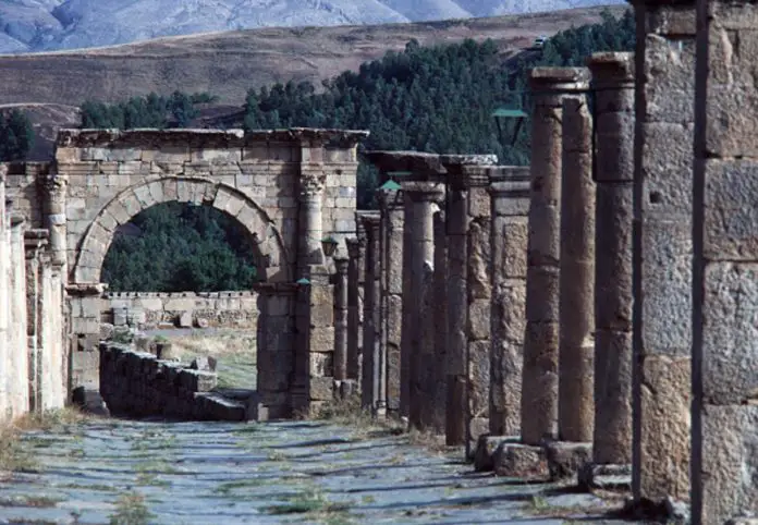 Porte de la ville de Djémila, cité antique romaine en Algérie, inscrite au patrimoine mondial de l’UNESCO, en 1982. (© DeAgostini/Getty Images).