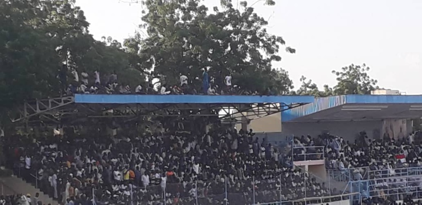 Tchad : stade bondé à N'Djamena, les supporters grimpent aux arbres ou sur les toits Tchad : stade bondé à N'Djamena, les supporters grimpent aux arbres ou sur les toits