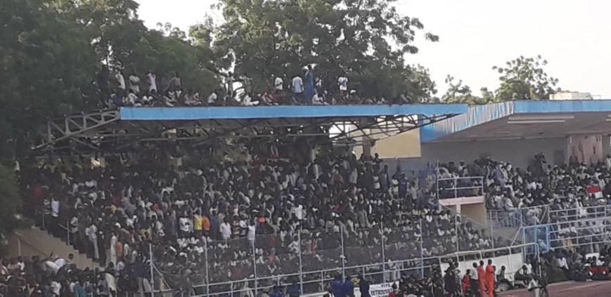 Tchad : stade bondé à N'Djamena, les supporters grimpent aux arbres ou sur les toits