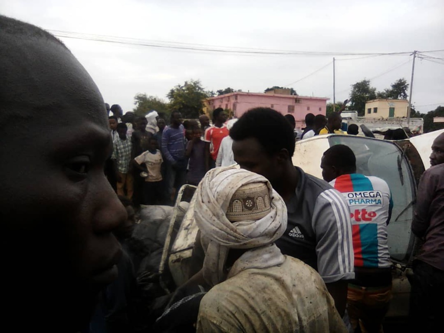 Tchad : un véhicule et ses occupants tombent dans un caniveau après un accident. © Alwihda Info Tchad : un véhicule et ses occupants tombent dans un caniveau après un accident. © Alwihda Info
