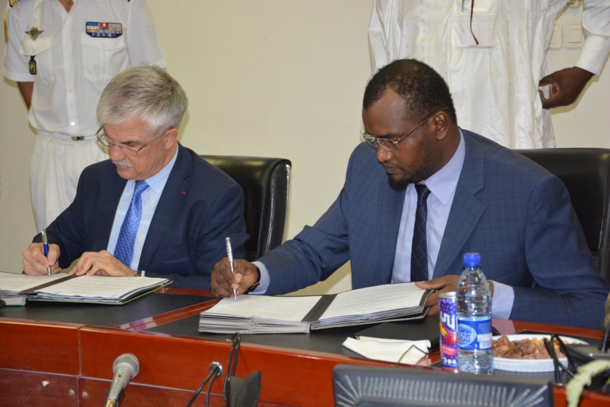 Le Tchad et la France signent des accords de sécurité et de défense. © Amb. FR au Tchad Le Tchad et la France signent des accords de sécurité et de défense. © Amb. FR au Tchad