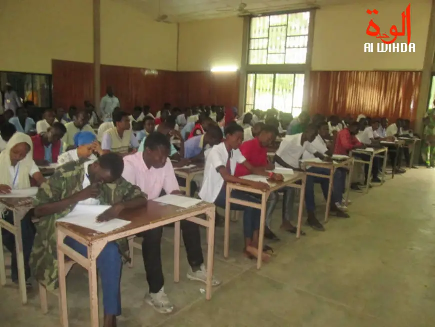 Des élèves composent un examen dans une salle de classe au Tchad. Illustration. © Alwihda Info