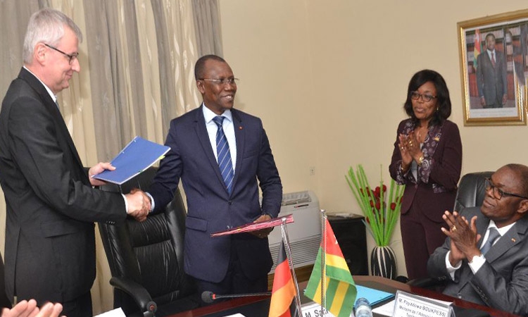 L’Allemagne accorde 5 milliards de FCFA au Togo pour la construction des communes. © DR/TBN L’Allemagne accorde 5 milliards de FCFA au Togo pour la construction des communes. © DR/TBN