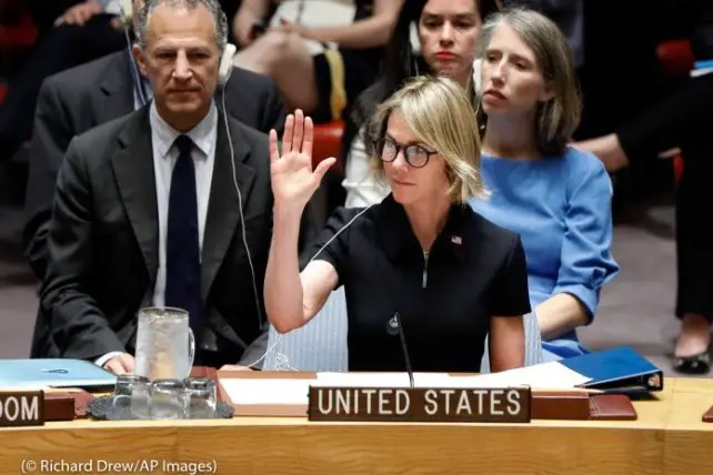 L’ambassadrice Kelly Craft vote pour la première fois lors d’une séance du Conseil de sécurité de l’ONU, le 12 septembre 2019. (© Richard Drew/AP Images)