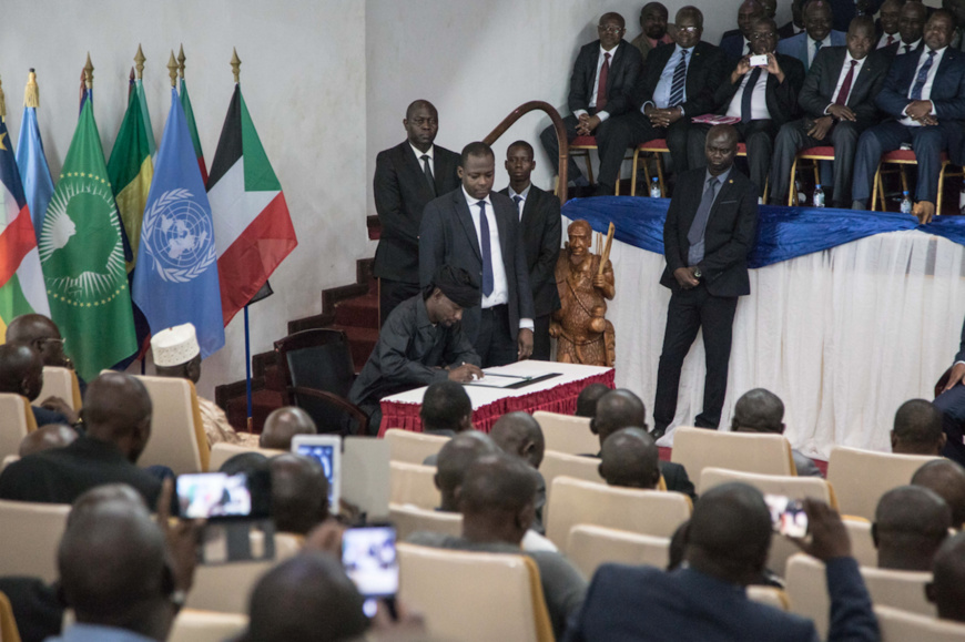 Sidiki Abbas, reponsable du groupe armé 3R, signant l’accord de paix, le 6 février 2019, dans la capitale centrafricaine Bangui. PHOTO FLORENT VERGNES / AFP