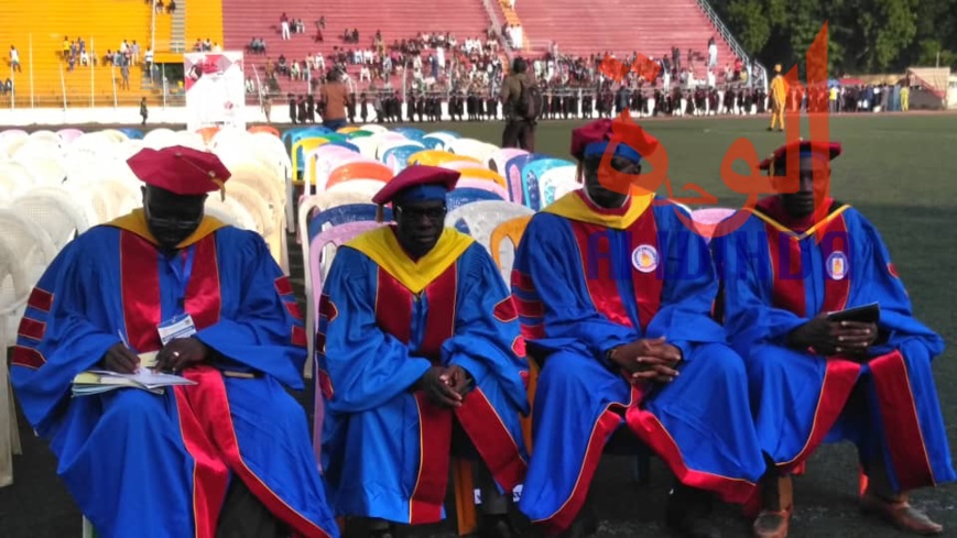 Tchad : 674 lauréats reçoivent leur diplôme de fin d'études universitaires. © Alwihda Info Tchad : 674 lauréats reçoivent leur diplôme de fin d'études universitaires. © Alwihda Info