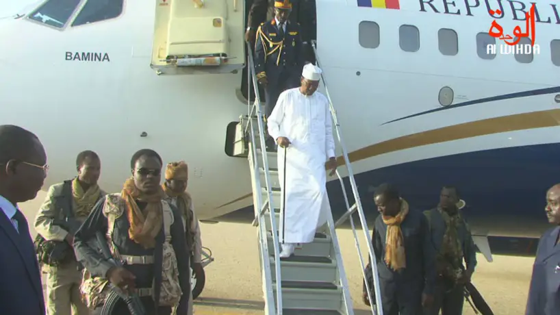 Le président Idriss Déby lors d'une descente d'avion à l'aéroport d'Abéché. Tchad. © Alwihda Info
