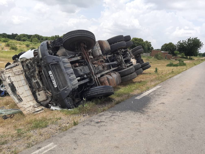 Tchad : un gros porteur fait un tonneau à Mongo. © Alwihda Info Tchad : un gros porteur fait un tonneau à Mongo. © Alwihda Info