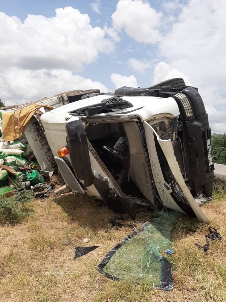 Tchad : un gros porteur fait un tonneau à Mongo Tchad : un gros porteur fait un tonneau à Mongo