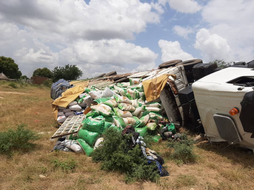Tchad : un gros porteur fait un tonneau à Mongo Tchad : un gros porteur fait un tonneau à Mongo