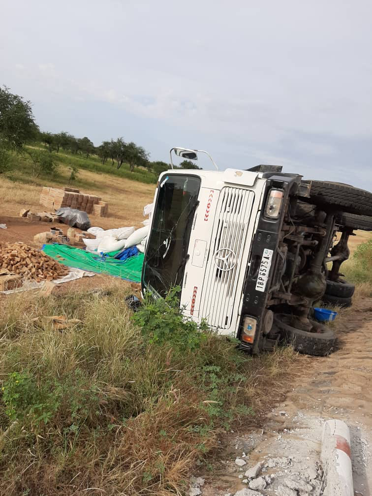 Tchad : un camion fait un tonneau à l’entrée de Mongo. Crédits : AlWihda Info Tchad : un camion fait un tonneau à l’entrée de Mongo. Crédits : AlWihda Info