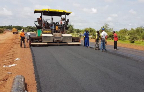 Le bitumage d’une route au Togo. Crédits : RT