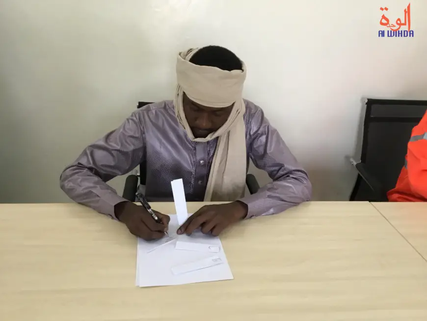 Seid Idriss Deby Itno signe l'accord pour l’analyse d’échantillons de pétrole tchadien en Chine. © Alwihda Info