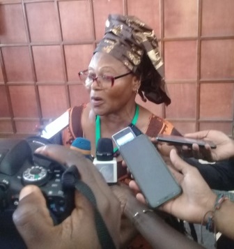Mme Joséphine Léontine Massila, présidente  de la CAPTEFL devant la presse. Mme Joséphine Léontine Massila, présidente  de la CAPTEFL devant la presse.