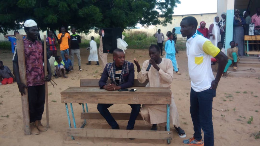 Tchad : au Sila, le théâtre pour sensibiliser sur le désarmement des civils. © Alwihda Info Tchad : au Sila, le théâtre pour sensibiliser sur le désarmement des civils. © Alwihda Info