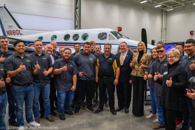 Le secrétaire d’État Michael R. Pompeo et Ivanka Trump, conseillère principale du président Trump, visitent le Tech National Center for Aviation Training, à l’université Wichita State. (Département d’État/Ron Przysucha)