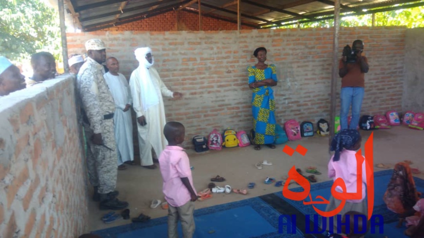 Tchad : tournée du gouverneur de Sila dans les établissements scolaires. © Alwihda Info Tchad : tournée du gouverneur de Sila dans les établissements scolaires. © Alwihda Info