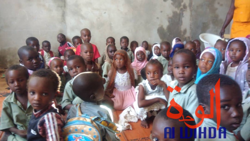 Tchad : tournée du gouverneur de Sila dans les établissements scolaires. © Alwihda Info Tchad : tournée du gouverneur de Sila dans les établissements scolaires. © Alwihda Info