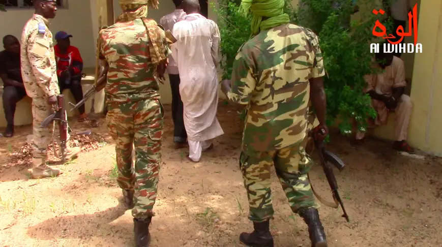 Des gendarmes escortent un prisonnier au Tchad. © Alwihda Info