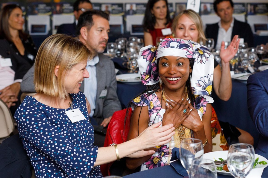 Hindou Oumarou Ibrahim réagit à l'annonce du prix sous le regard de Magali Delmas (à gauche), professeur à l'UCLA. © Jonathan Young/UCLA Hindou Oumarou Ibrahim réagit à l'annonce du prix sous le regard de Magali Delmas (à gauche), professeur à l'UCLA. © Jonathan Young/UCLA