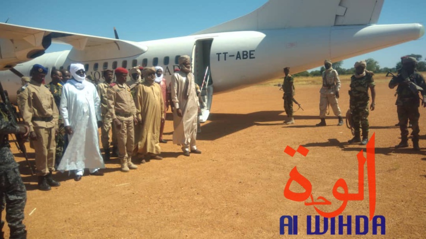 Tchad - état d'urgence : les ministres de la défense et de l'administration à Goz Beida (vidéo) Tchad - état d'urgence : les ministres de la défense et de l'administration à Goz Beida (vidéo)