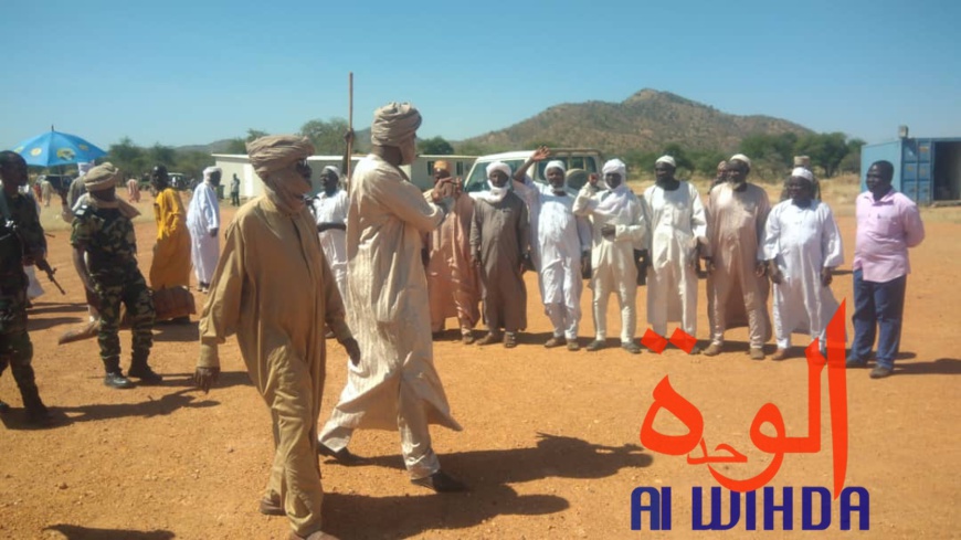 Tchad - état d'urgence : les ministres de la défense et de l'administration à Goz Beida (vidéo) Tchad - état d'urgence : les ministres de la défense et de l'administration à Goz Beida (vidéo)