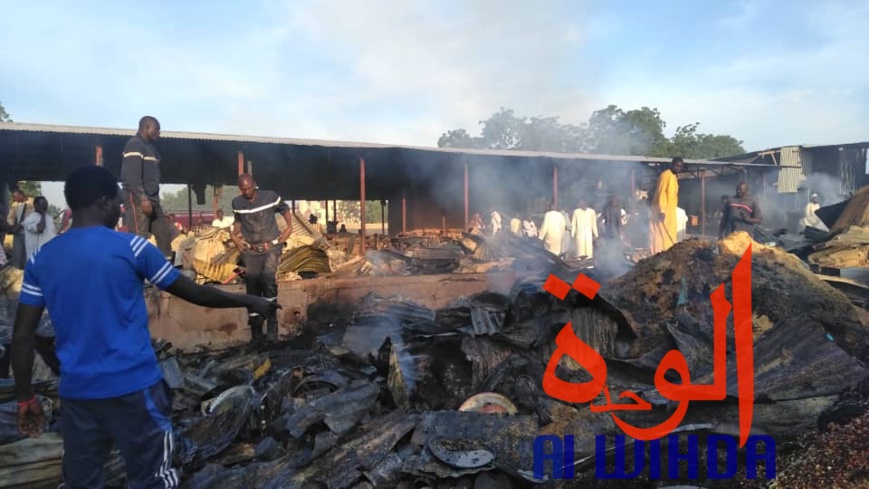 Tchad : au moins 73 hangars détruits après l'incendie du marché de Dembé. © Alwihda Info Tchad : au moins 73 hangars détruits après l'incendie du marché de Dembé. © Alwihda Info