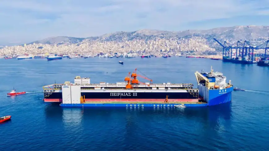 The specialized cargo ship “XIN GUANG HUA” of COSCO Shipping, carrying the “Piraeus III” floating dock made by China, arrives at the Port of Piraeus. (Photo from COSCO SHIPPING Lines (Greece) S.A.)