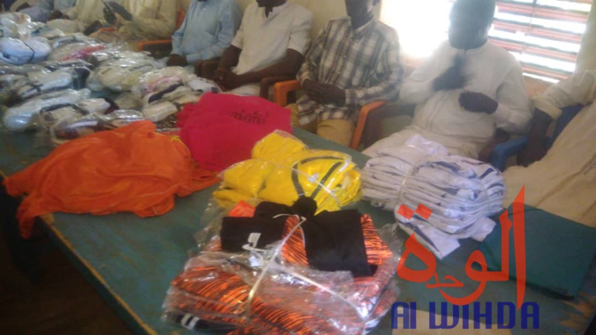 Tchad : du matériel sportif offert à la Ligue de football de Sila par un ancien ministre. © Alwihda Info Tchad : du matériel sportif offert à la Ligue de football de Sila par un ancien ministre. © Alwihda Info