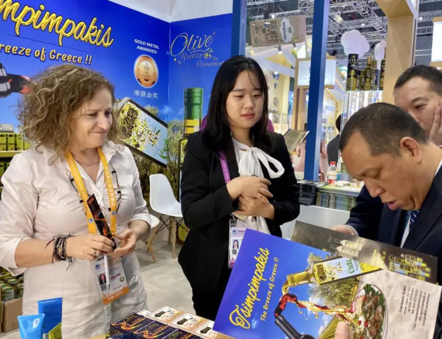 At the second CIIE, Greek exhibitors introduce quality products from Greece to potential buyers. (Photo by Wang Xiaobo from People’s Daily).