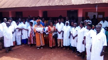 Centrafrique : La Voix des Sans Voix distribue des blouses au personnel d’un centre de santé à Bangui